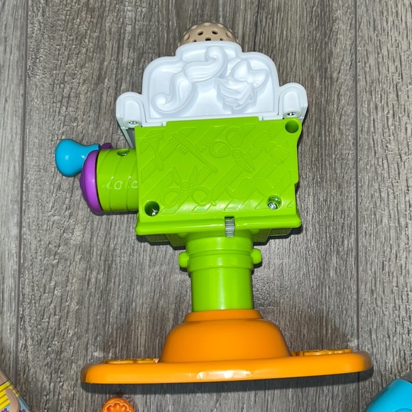 Play-Doh Hair Cutting Salon Set - Picture 6 of 15